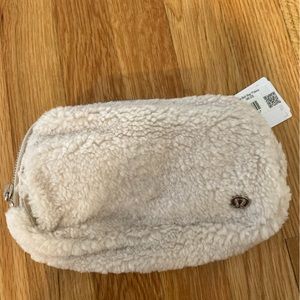 NWT Lululemon everywhere belt bag Natural fleece
